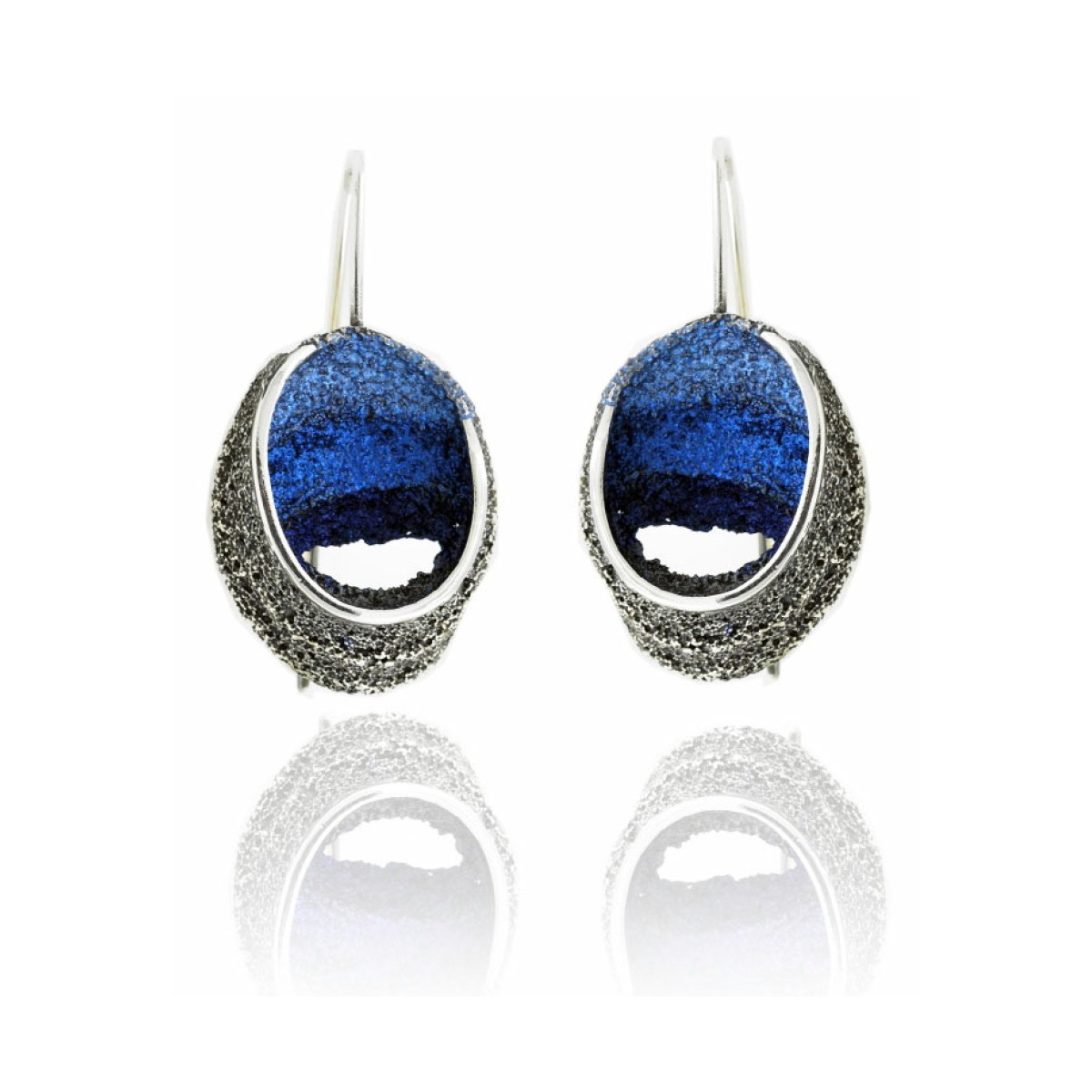 Electric-blue Sinera big earrings van Arior Barcelona