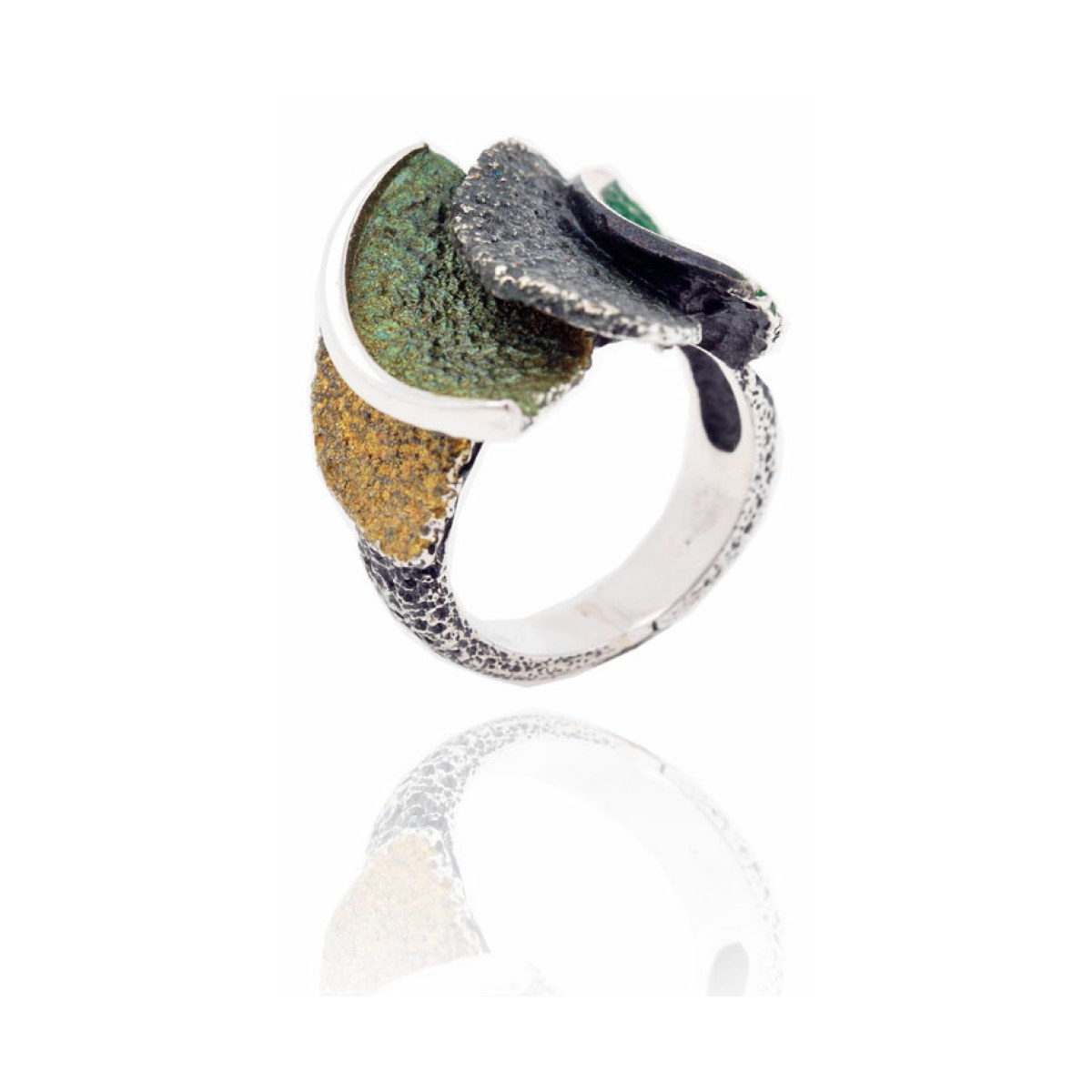 Lichen-green Smile big ring van Arior Barcelona