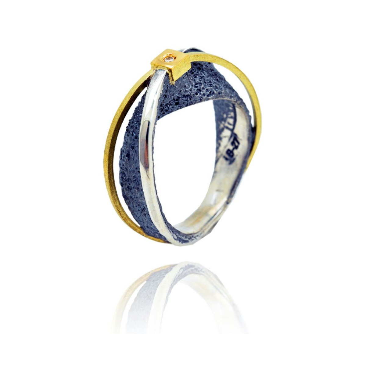 Moebius Ring, Textured, Gold Strand and Diamond in Square Gold Setting van Arior Barcelona