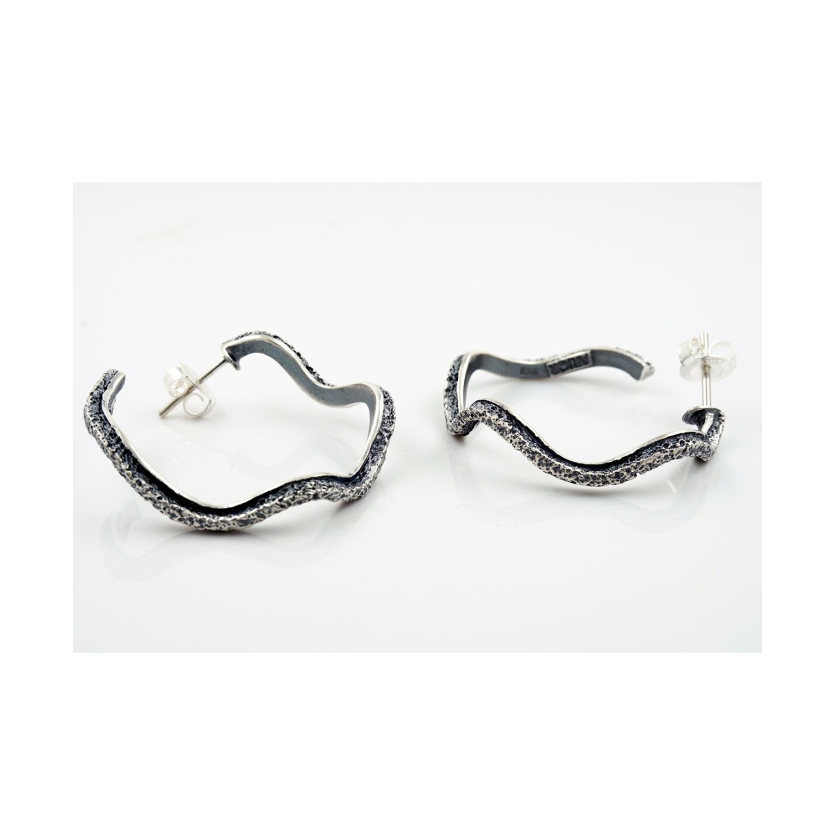 Simone big texture earring van Arior Barcelona
