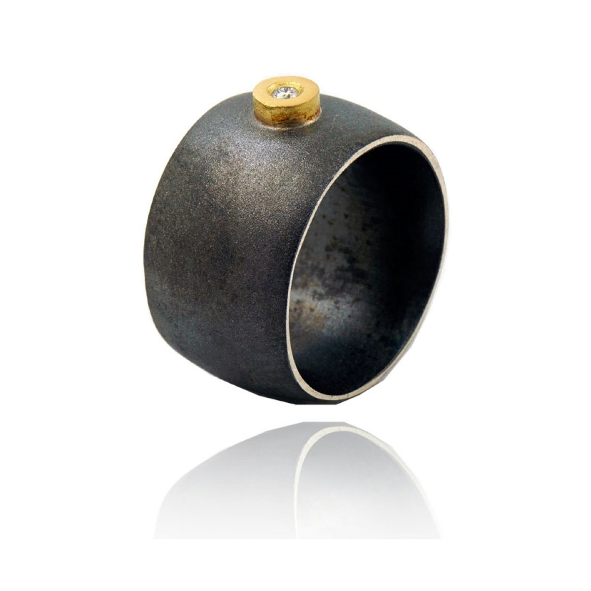 Wide Ring Tantrum, Oxidized Silver with Diamond in Round Gold Setting van Arior Barcelona