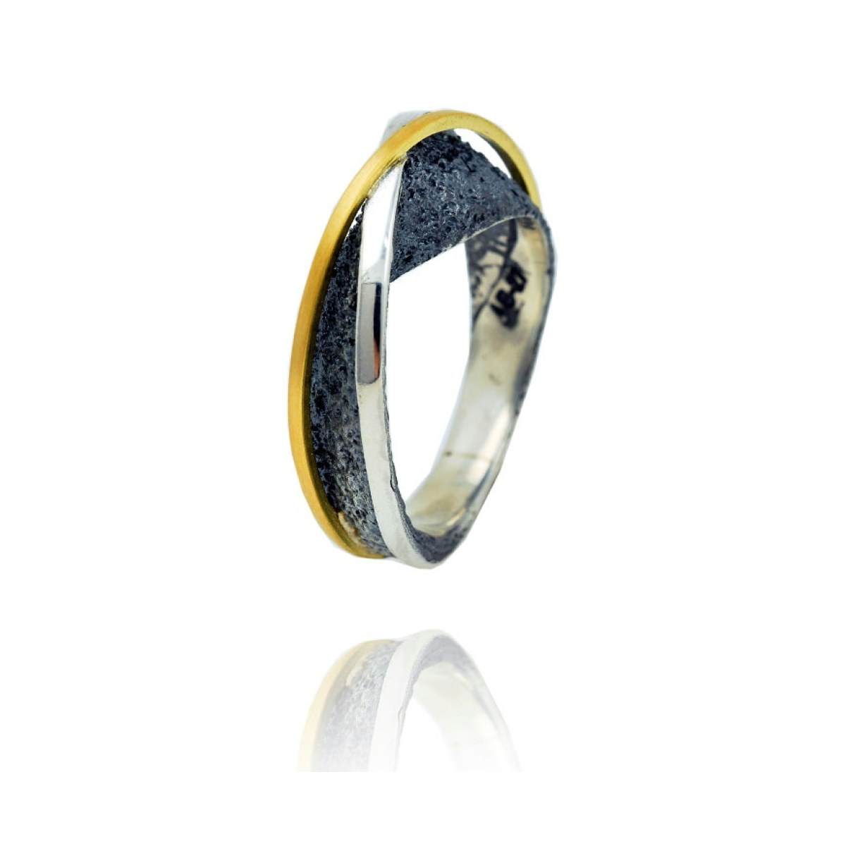 Narrow Textured Gold Moebius Ring van Arior Barcelona